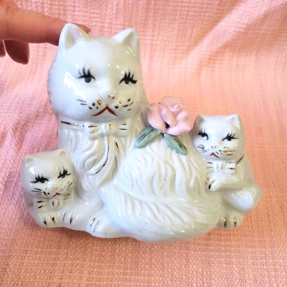 Vintage Beautiful Porcelain Persian Cat Mama with Kittens - Picture 8 of 9
